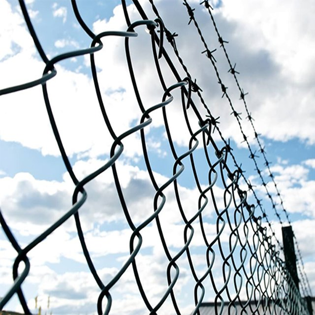 Hot Dipped Galvanized Cyclone Wire Mesh 50X50mm Chain Link Fencing 6FT Tall