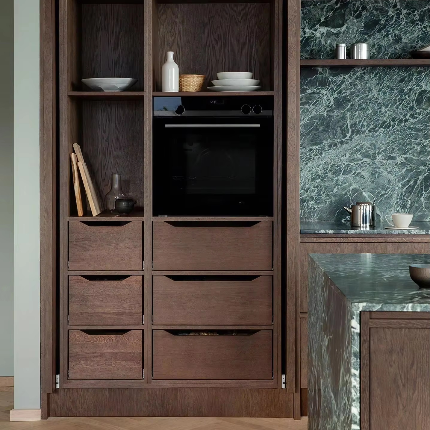 Барная стойка домашняя деревянная со шкафами и стульями