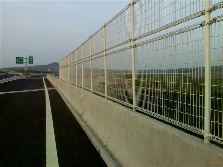 Powder Coated Wire Mesh Fence in High Quality
