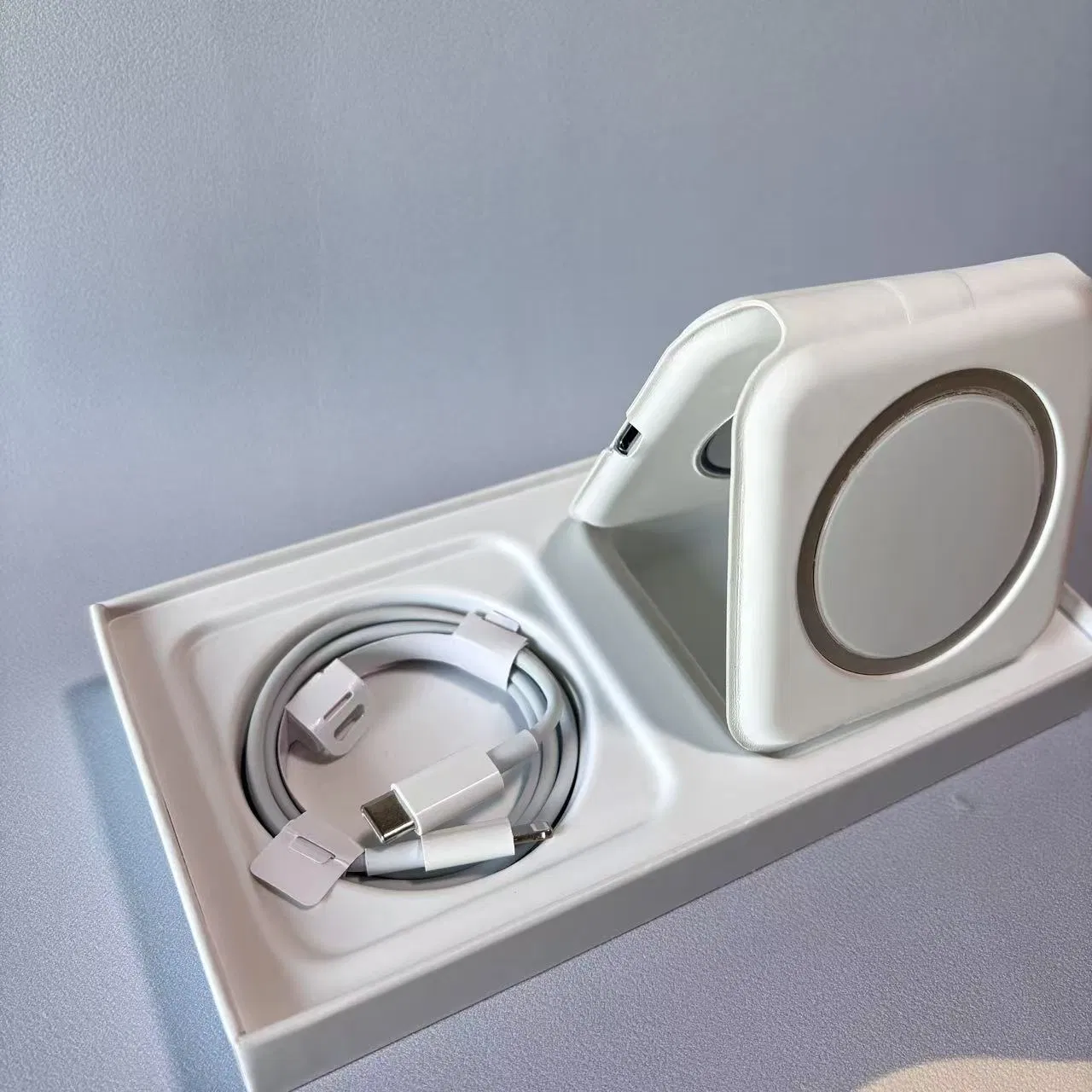 High Quality Magsafe Duo Charger, Built-in Flexible Folding Stand, Supports Fast Charging of Mobile Phones and Watches, Fast Charging Does Not Damage The Device