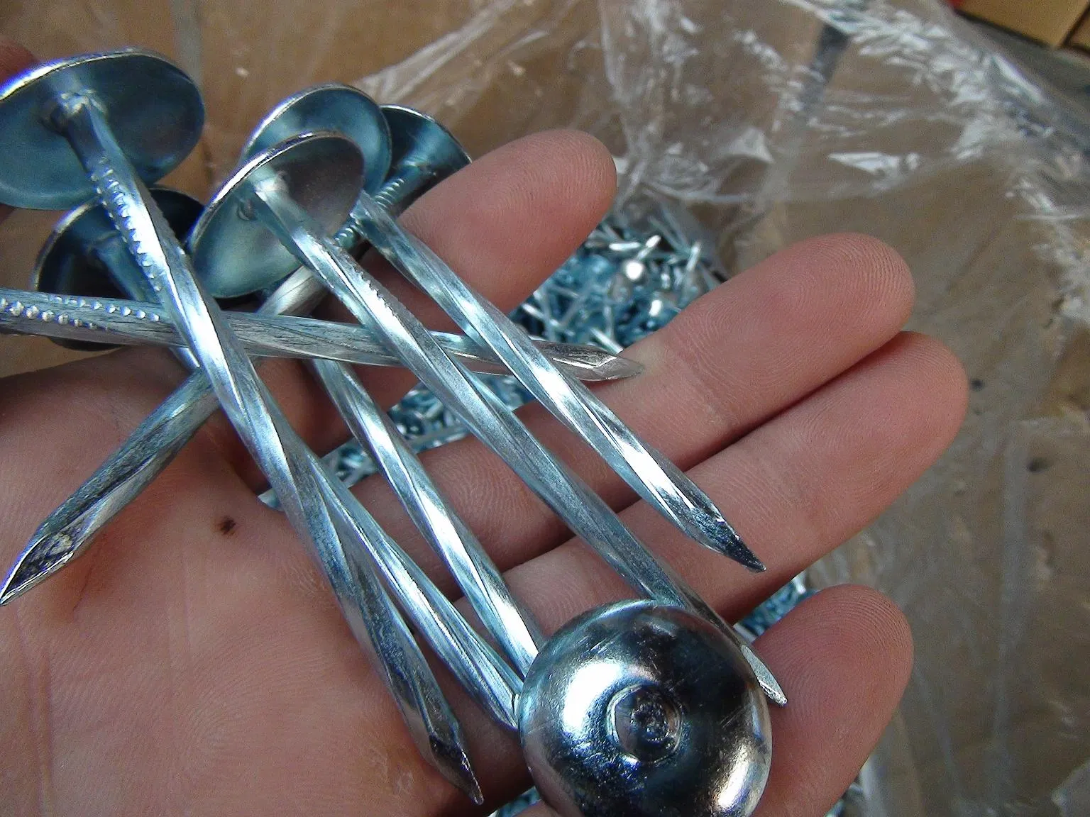 Galvanized Roofing Nails 2"X Bwg9, 2.5"X Bwg10