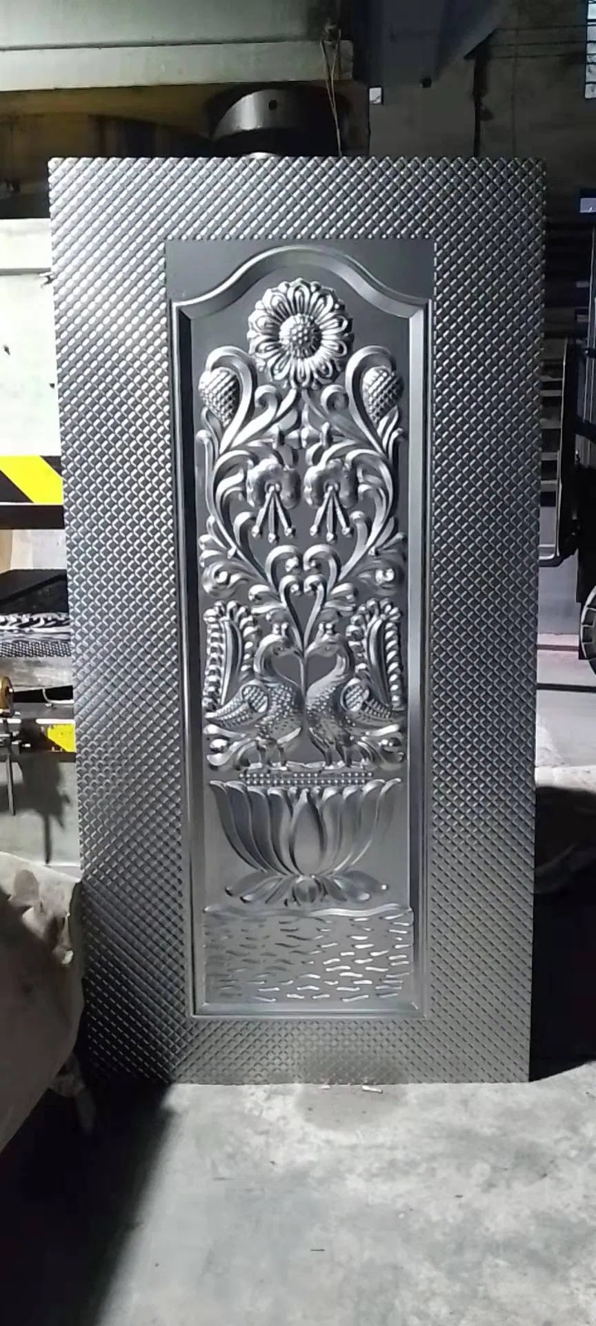 Наружная металлическая дверь с защитной панелью