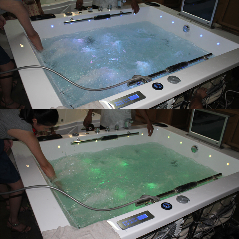 Встроенная акриловая ванна с гидромассажем и FM-радио