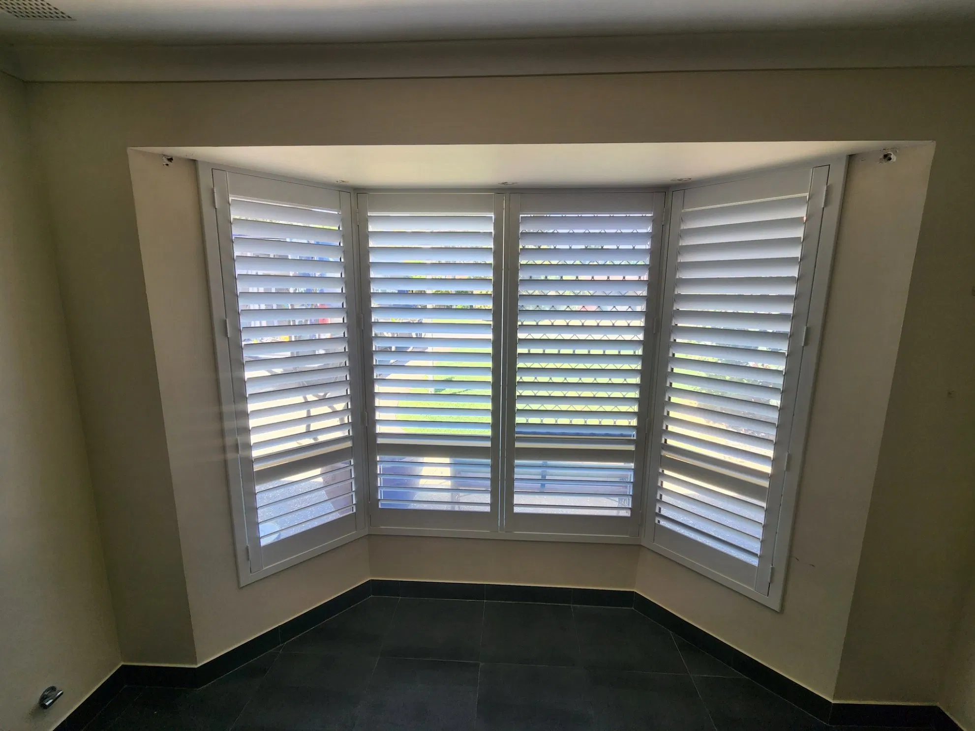 Factory Custom Internal Decor Wood Plantation Window Shutters Bay Window