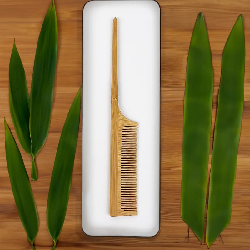 Расческа-детанглер из бамбука с широкими зубьями