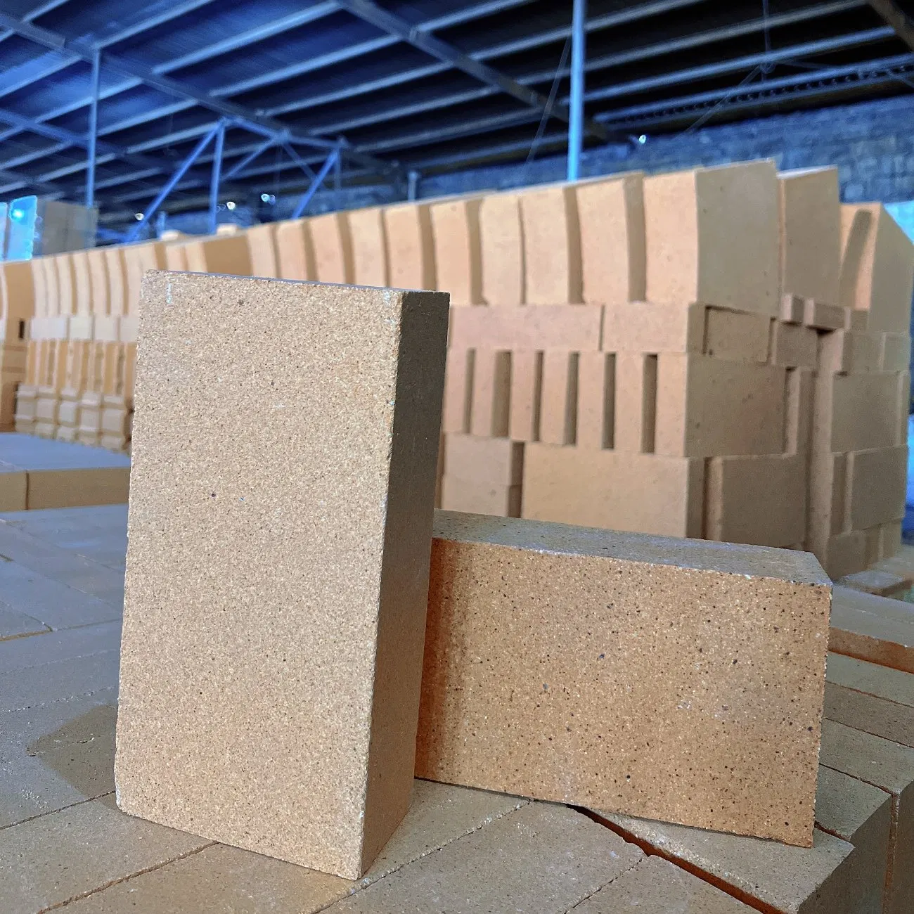 Огнеупорный кирпич с низкой ползучестью и теплоизоляцией