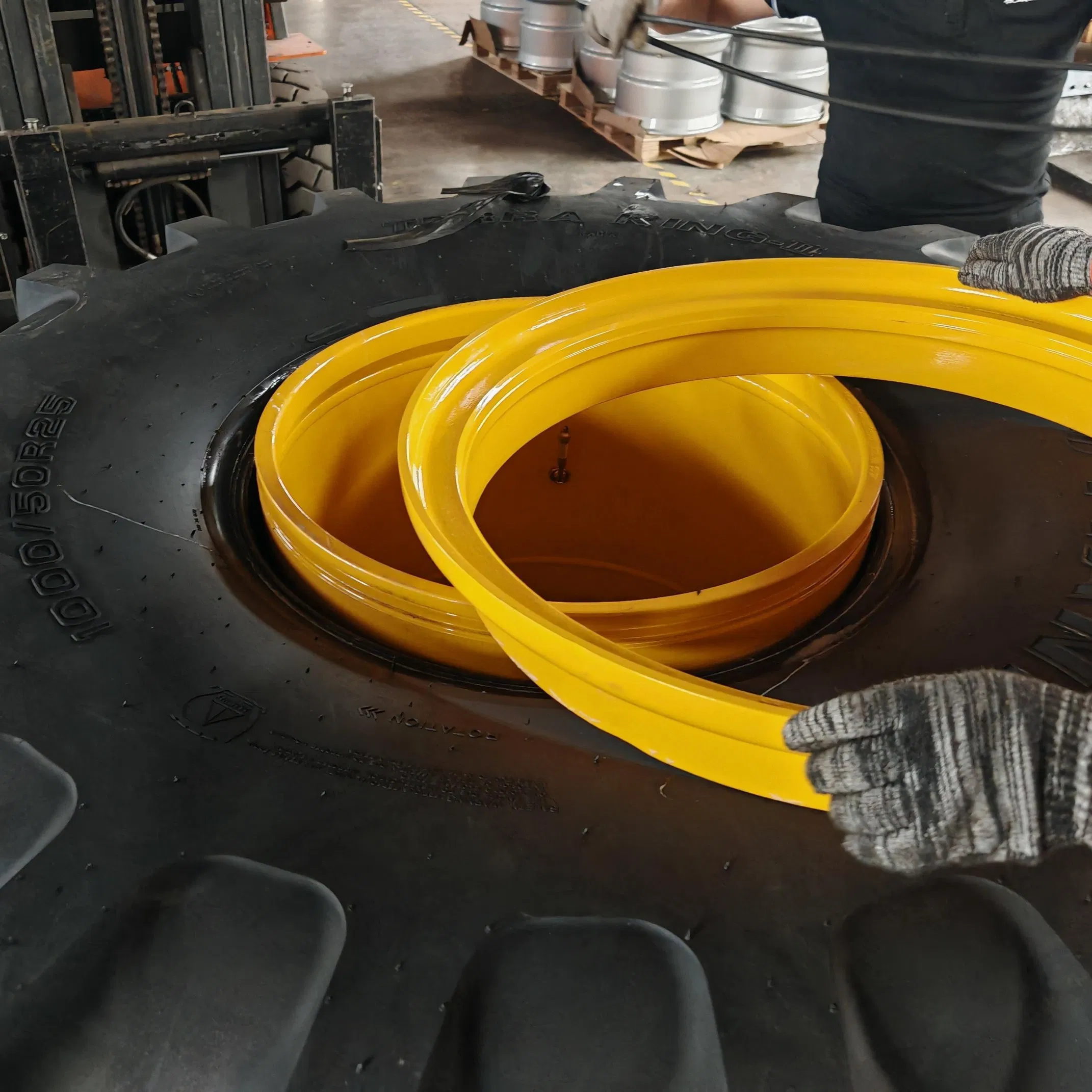 Шина тракторная Terra Farm 1000/50 R25 66X43.00-25 с диском 25-36.00