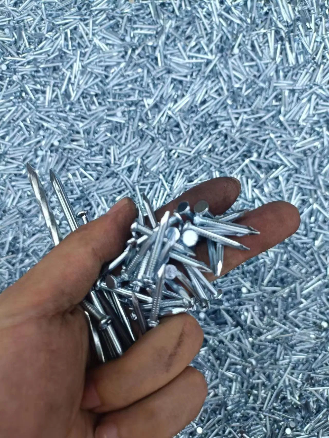 Hot Sale Top Quality High Hardness 1.5", 2", 2.5", 3", 4" Iron Steel Smooth Shank Building Galvanized Masonry Cement Concrete Nails for Concrete Construction