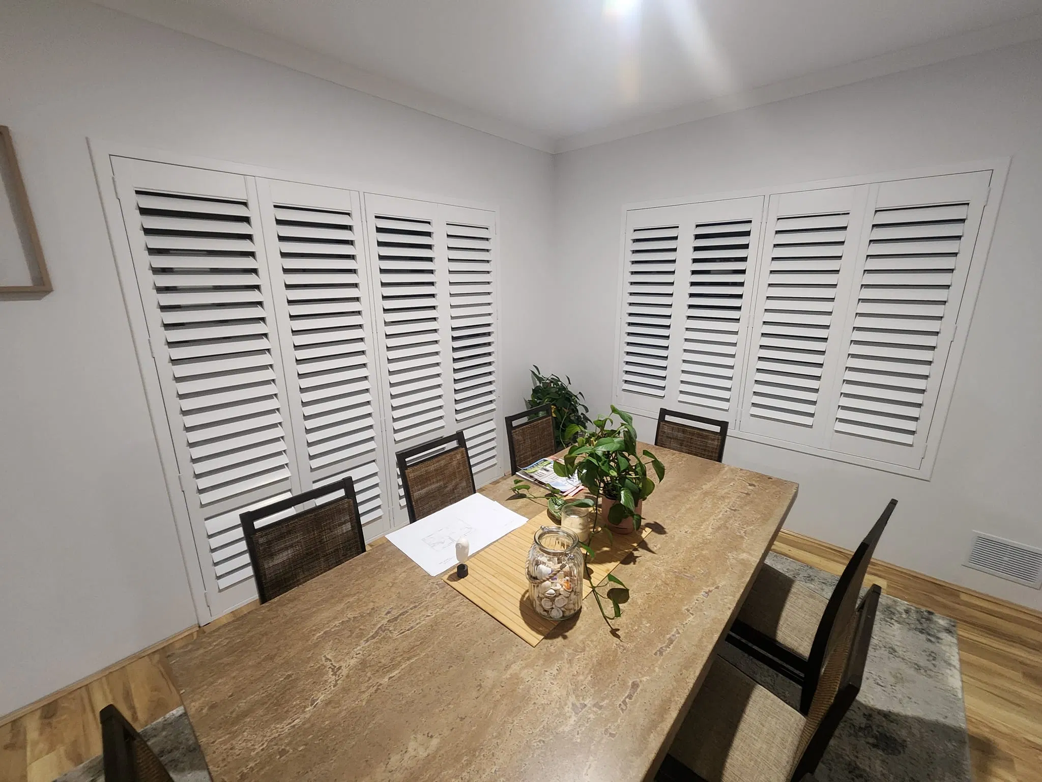 Modern Style Interior Window Plantation Shutters Wood/PVC Vinyl Popular Simplicity Fashion with Horizontal Opening Pattern