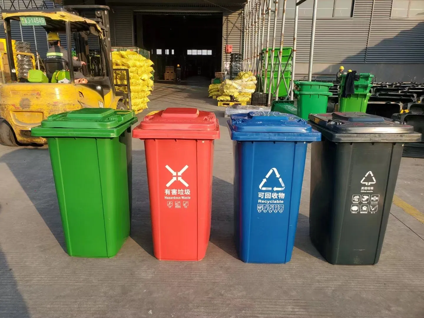 Уличная пластиковая урна 240 л с колесами