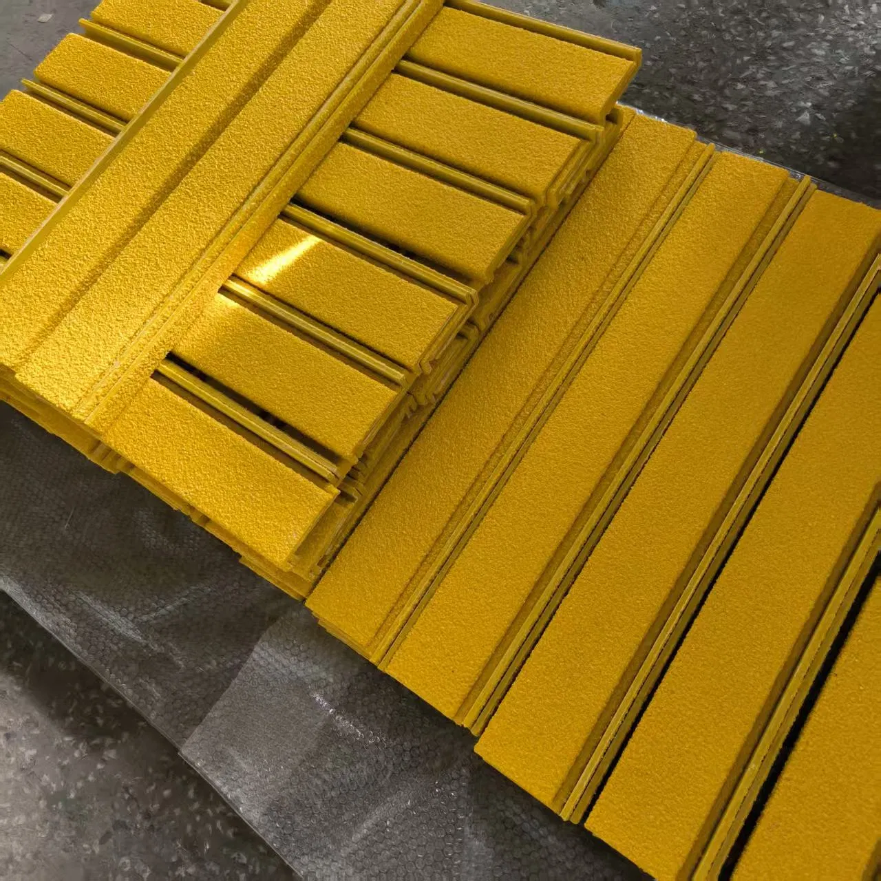 FRP-Based or GRP-Based Carborundum Stair Tread Nosing / Abrasive Stair Tread Nosing
