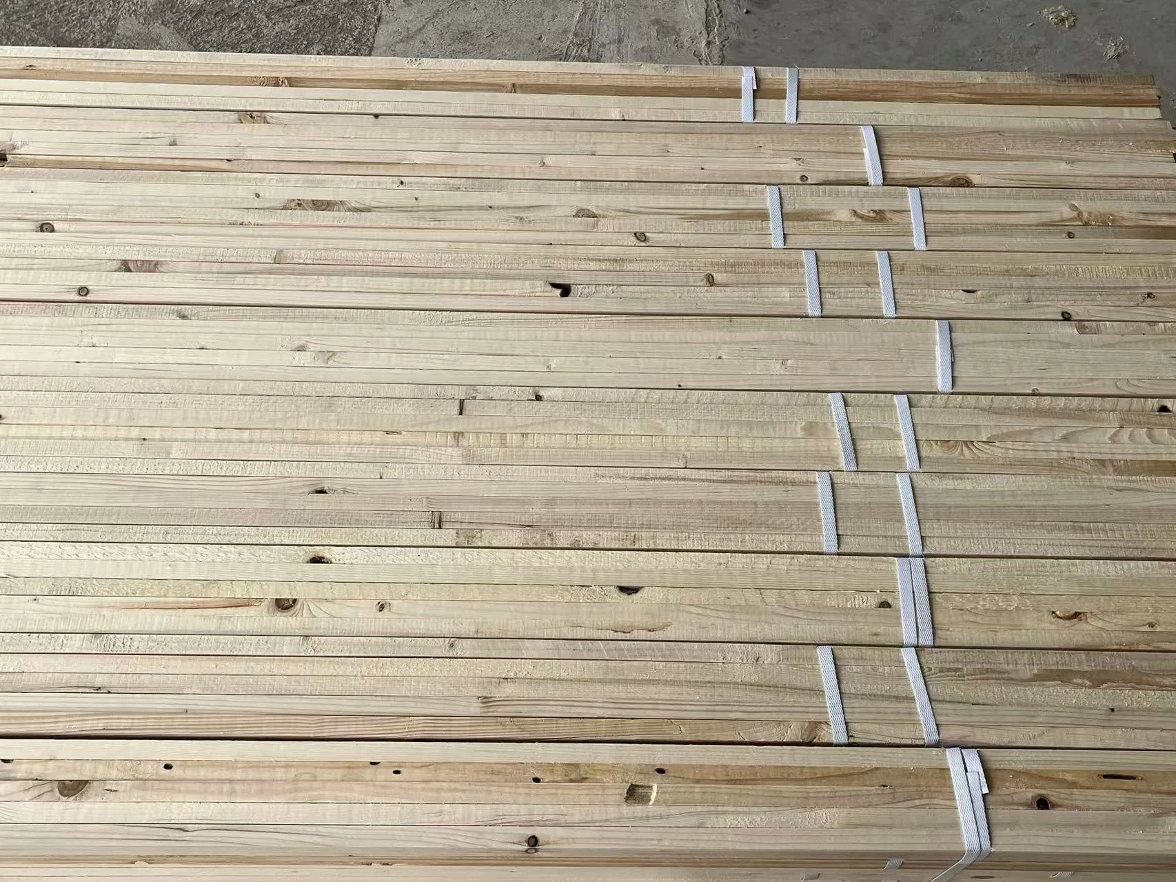 Rectangle Shape White Pine Solid Wood Sawn Timber for Interior Building