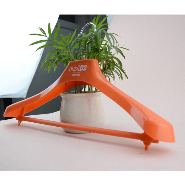 Пластиковые вешалки для одежды с планкой для брюк