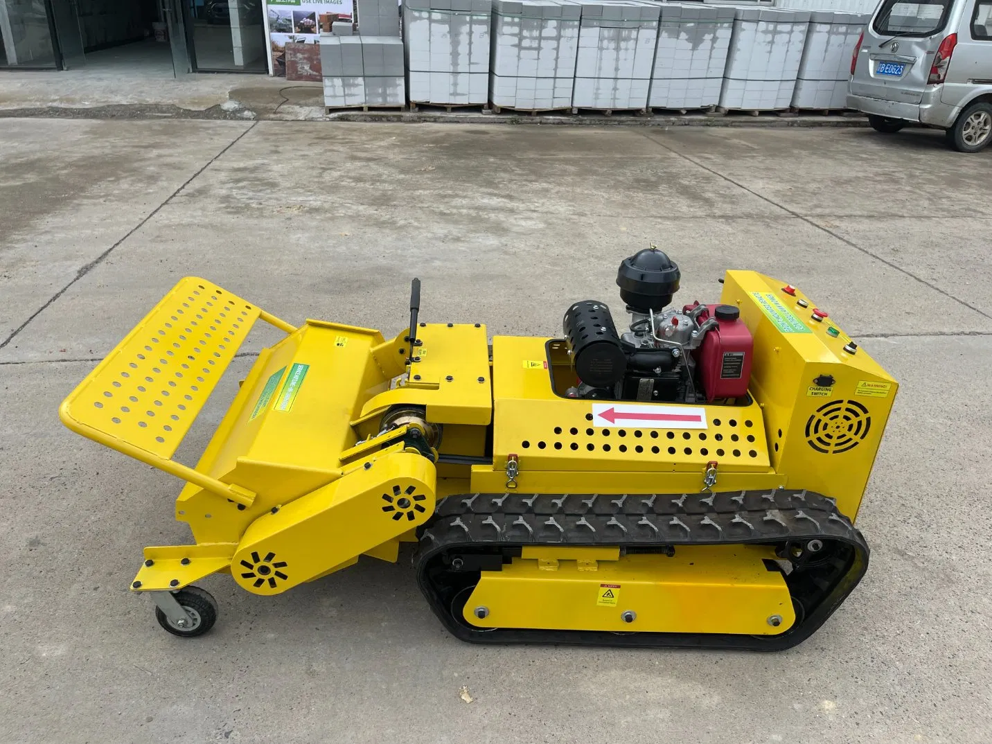 Электрический гусеничный газонокосилка 4GY-800CA с дистанционным управлением