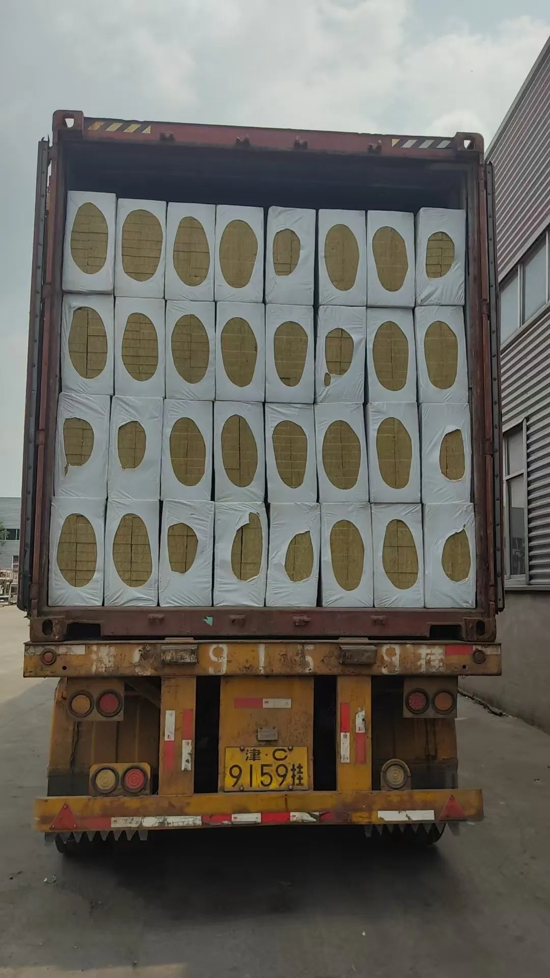 70kg/M³ 80kg/M3 90kg/M3 100kg/3 Insulation Materials Solid Acoustic Rock Wool Insulation for Hotel and Industrial Rock Wool Board Strip