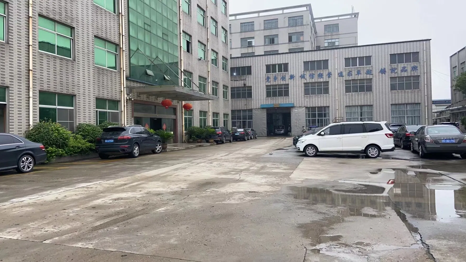 Передний бампер с решеткой радиатора для Toyota RAV4 2023