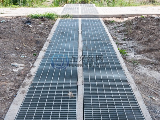 Welded Bar Serrated Steel Grating Supplier Road Floor Drainage Grid Cover Customized Channel Drain Grate with Manhole Mesh Panel