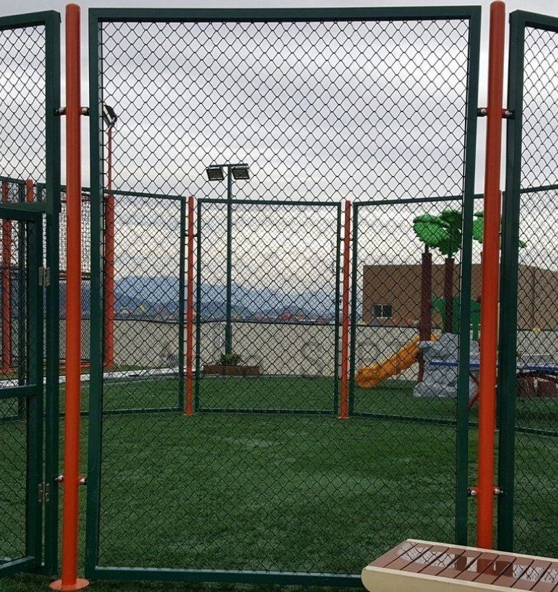 Modern Metal Chain Link Netting Fence Basketball Football Tennis Badminton Courts Widely Used Outdoor School Sports Playgrounds