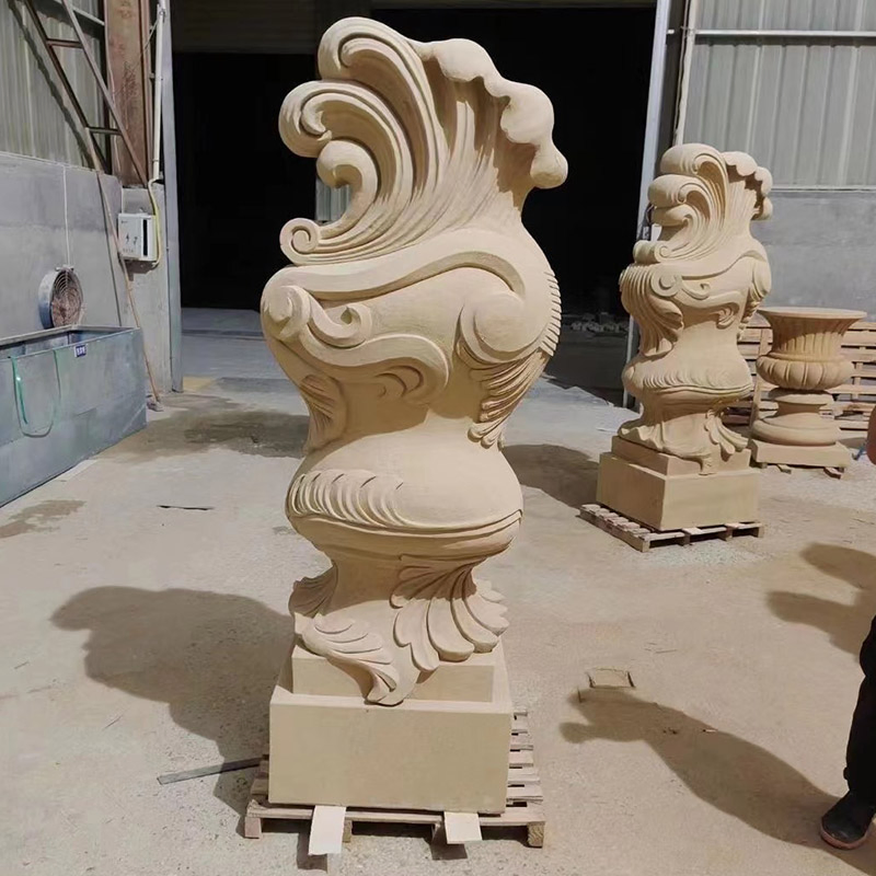 Статуя из бежевого известняка на заказ