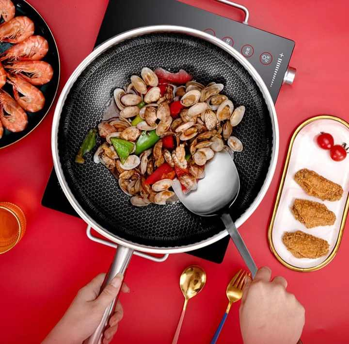 2025 New Arrival 304+Aluminum+430 Mateial Inside&Outside Etching with The Glass Lid Non Stick Tri-Ply Ss Wok