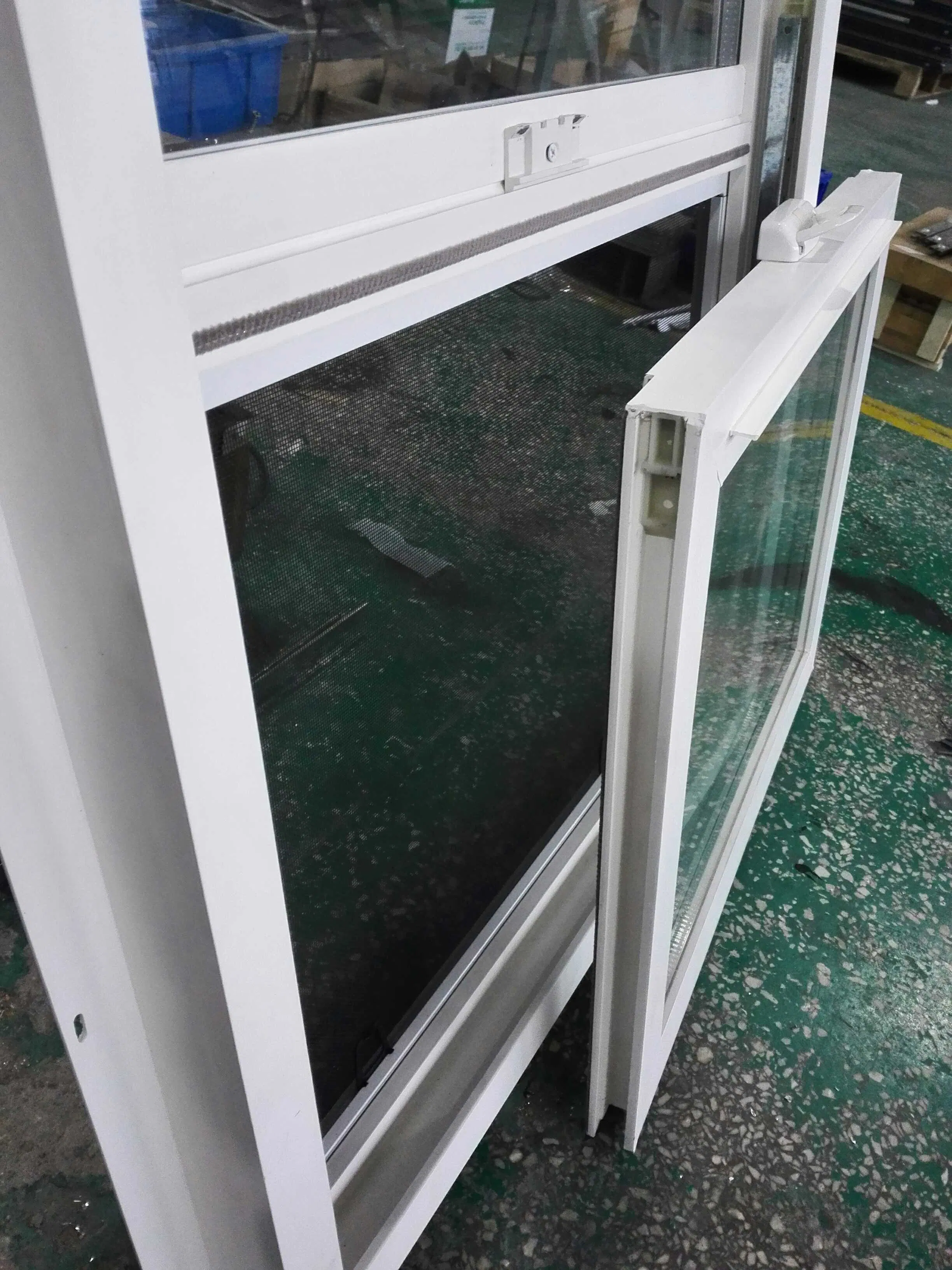 Белые ПВХ окна с двойным остеклением и москитной сеткой