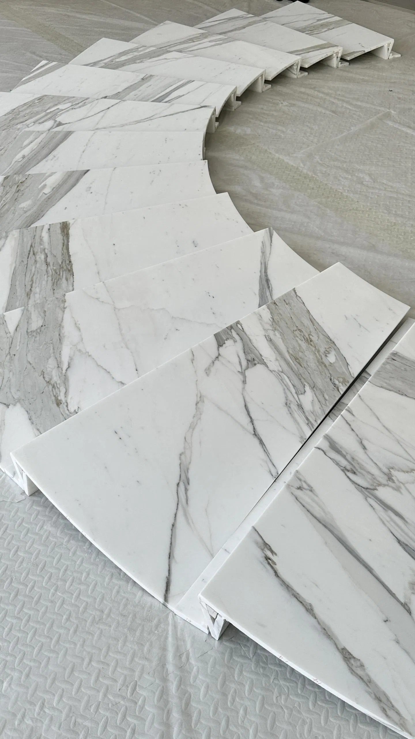 Custom Made Calacatta White Marble Stair-Step Floor Modern Luxury Decor Marble Stair for Luxury Villa Design