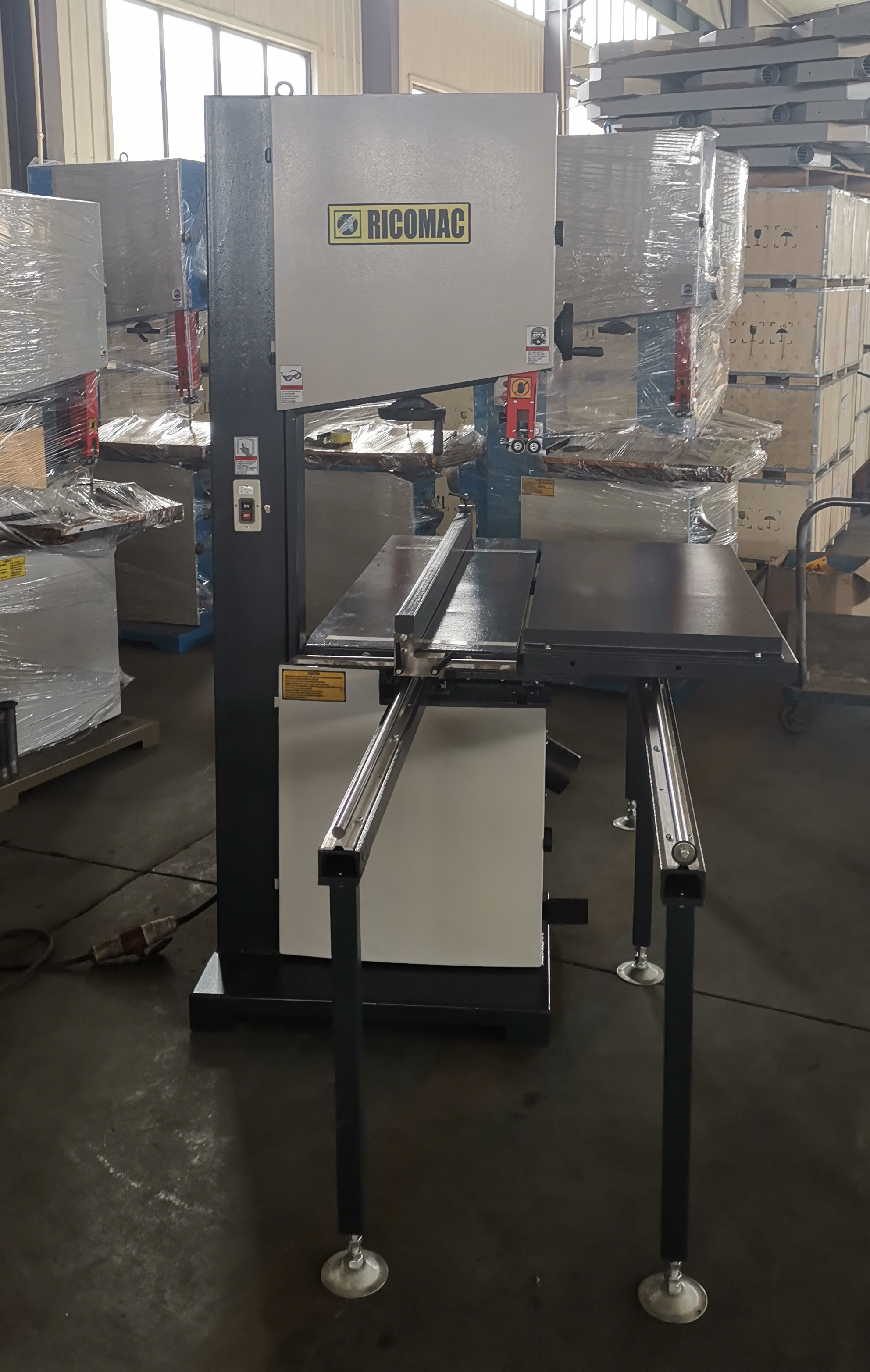 Станок ленточнопильный по дереву с раздвижным столом