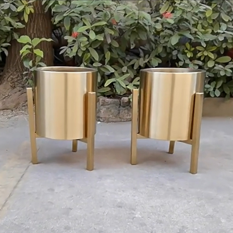 Металлические кашпо и вазы в современном стиле