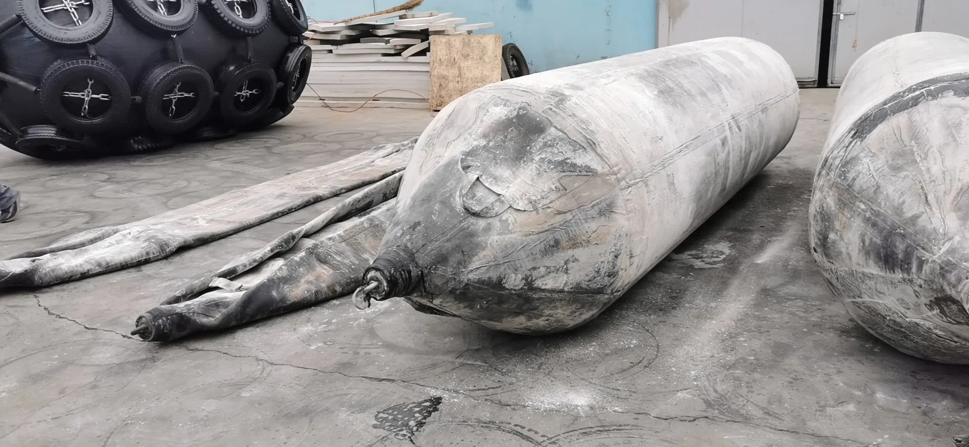 Усиленный кордный морской понтон для спуска судов и тяжелых грузов