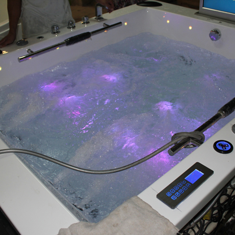 Встроенная акриловая ванна с гидромассажем и FM-радио