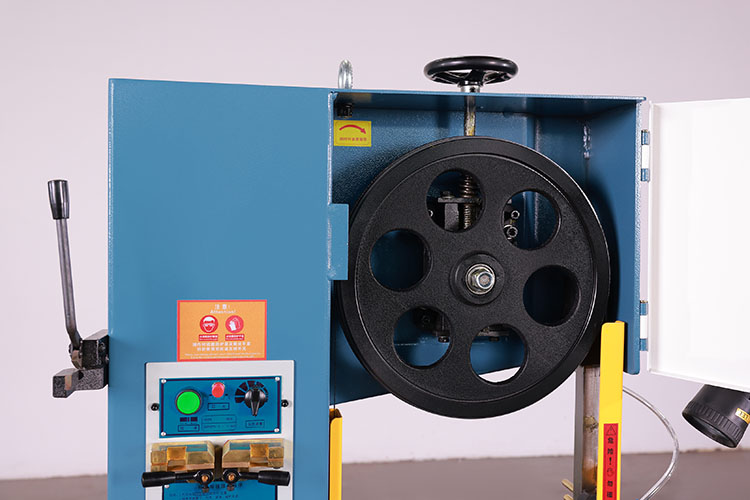 Станок ленточнопильный вертикальный настольный по металлу