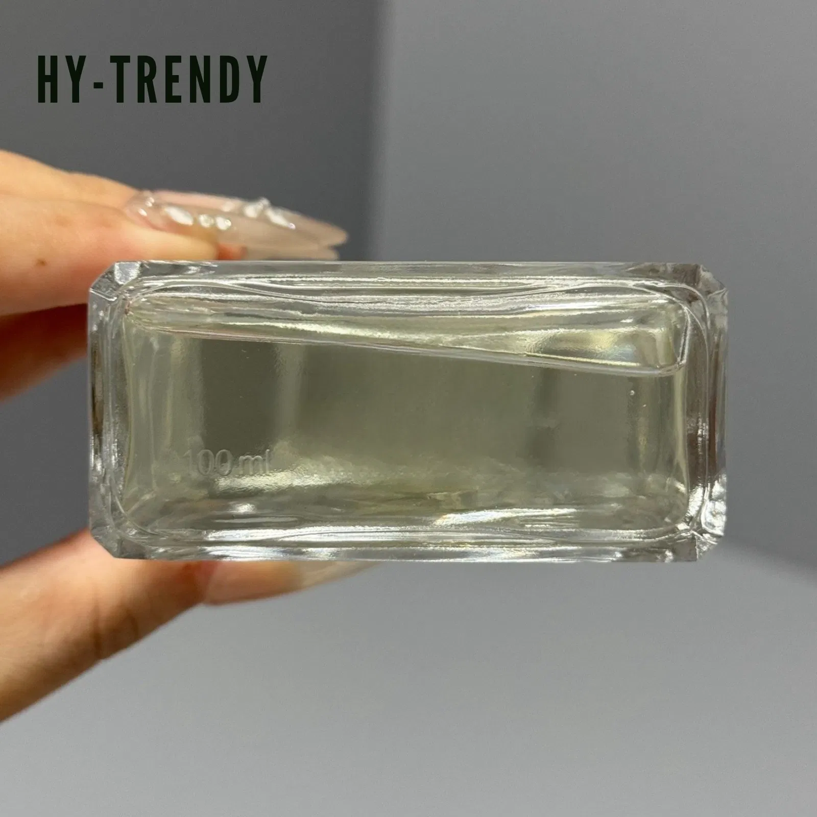 Женские духи в стеклянном флаконе, цветочный аромат