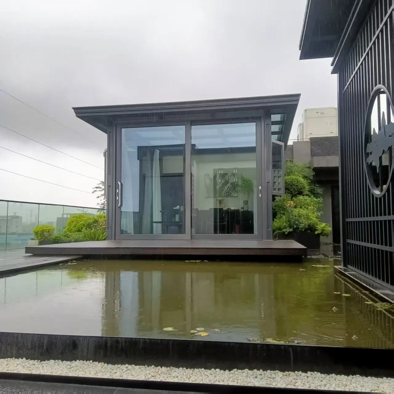 Prefabricated Garden House Guangdong Aluminum Sunroom with Casement Window Sliding Door for Villa