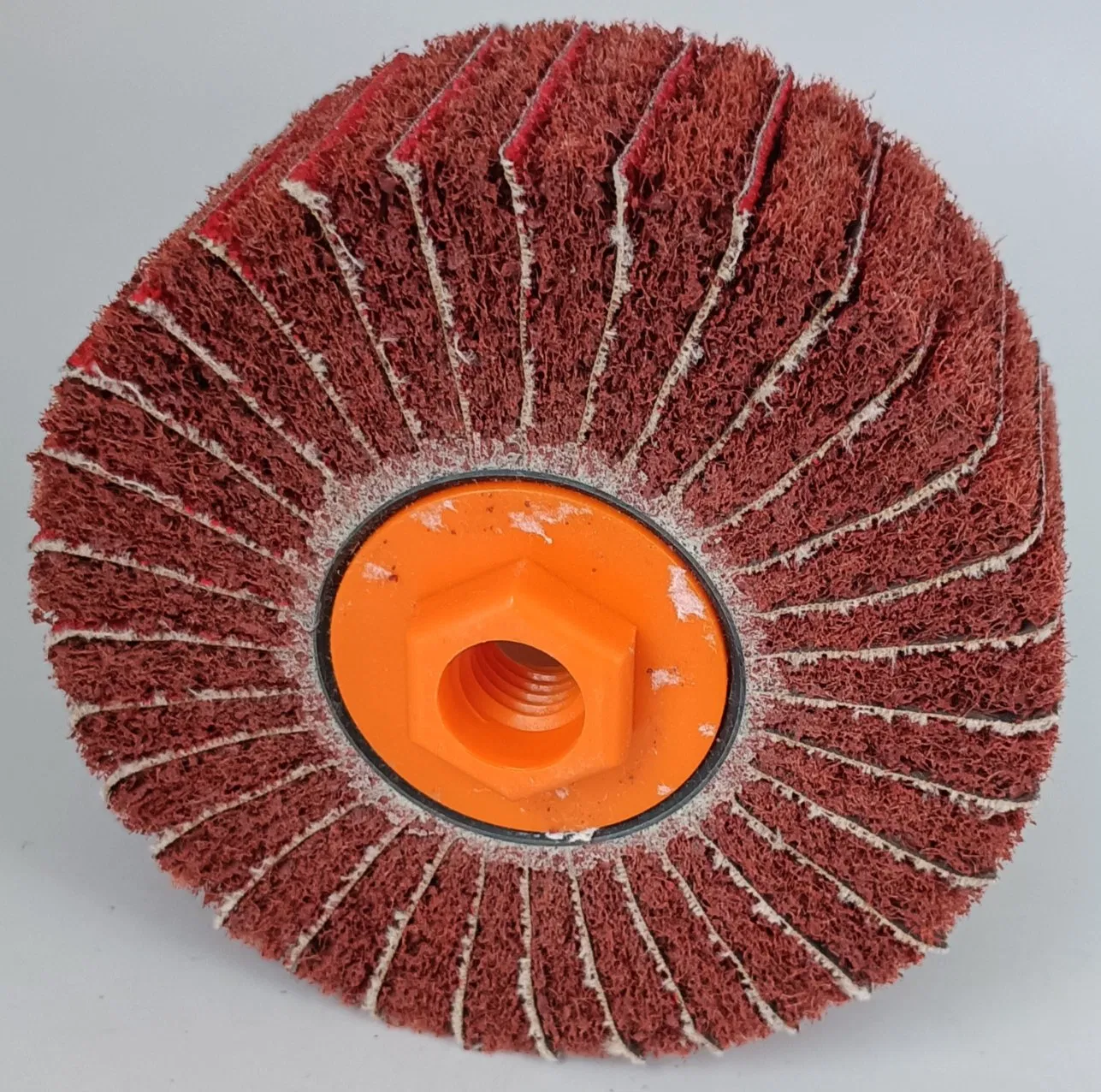 Абразивный лепестковый круг из нетканого материала