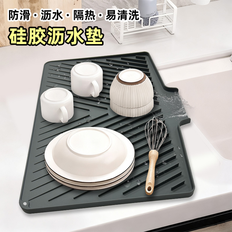 Силиконовый коврик для сушки посуды у раковины