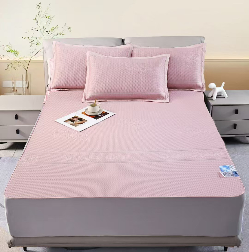 Hot Selling The Cooling Mat That My Baby Loves It's a Skin - Friendly and Cool Feeling Silk Cooling Mat in The Style of a Fitted Sheet