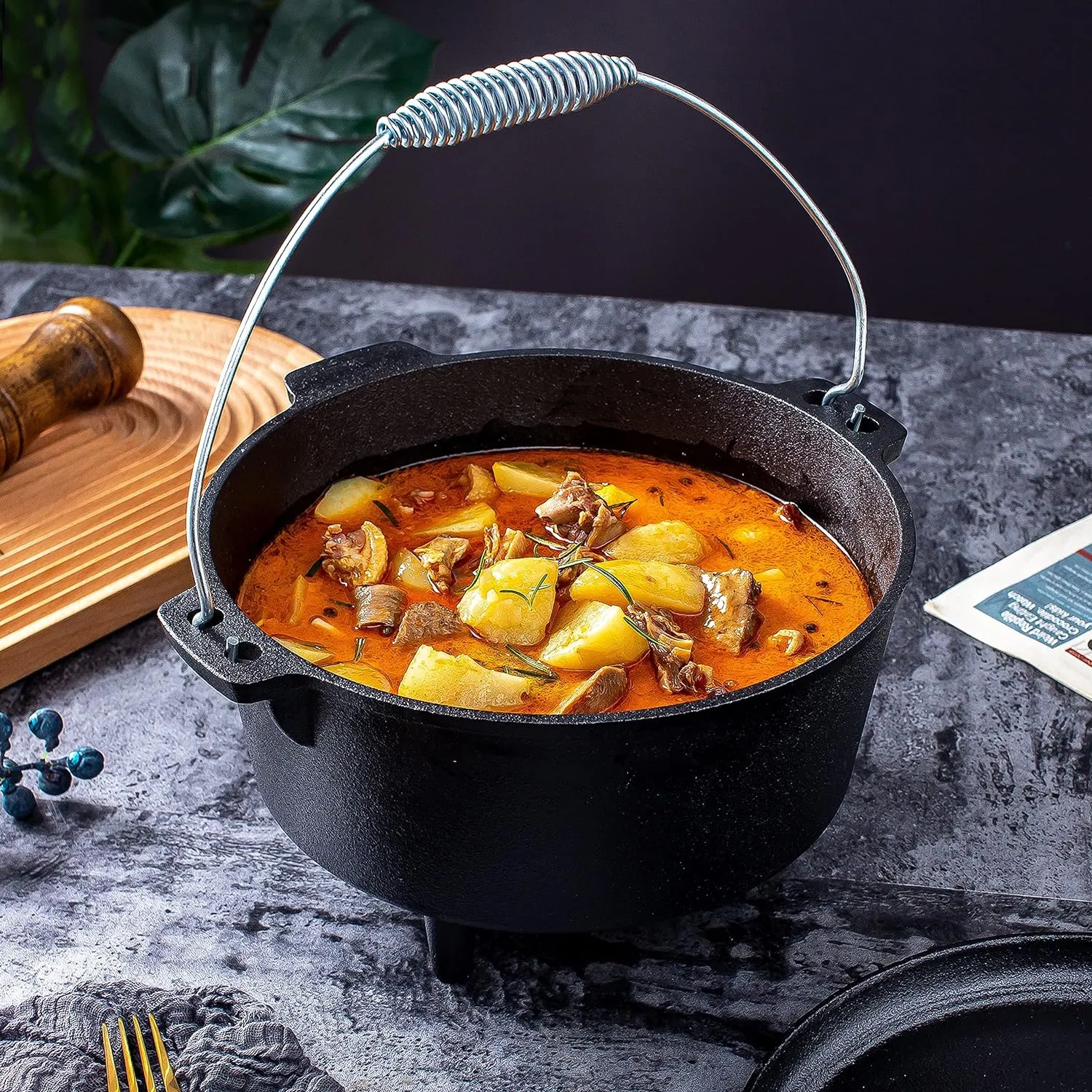 Чугунный котелок для костра с тремя ножками