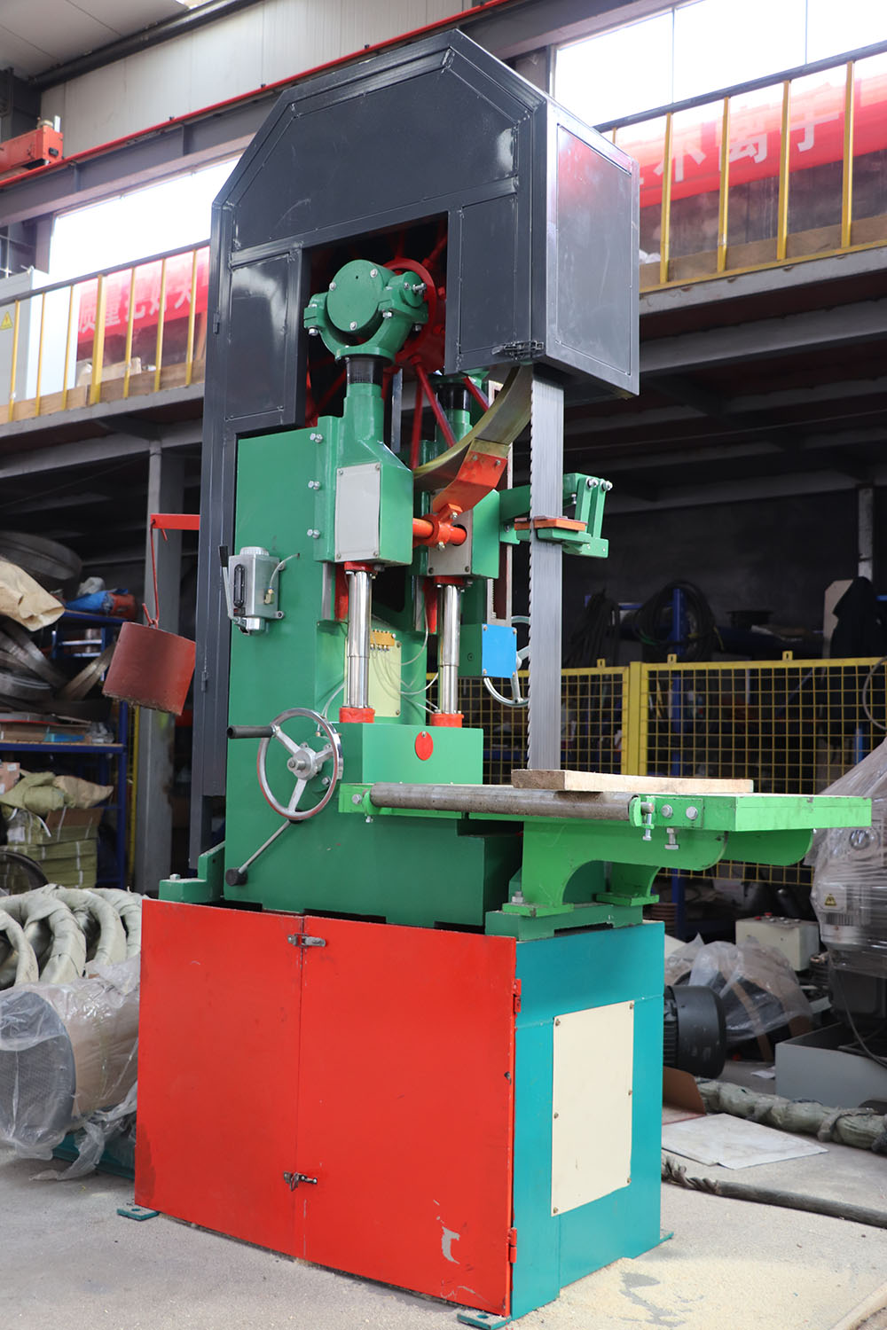 Ленточная пила по дереву вертикальная настольная