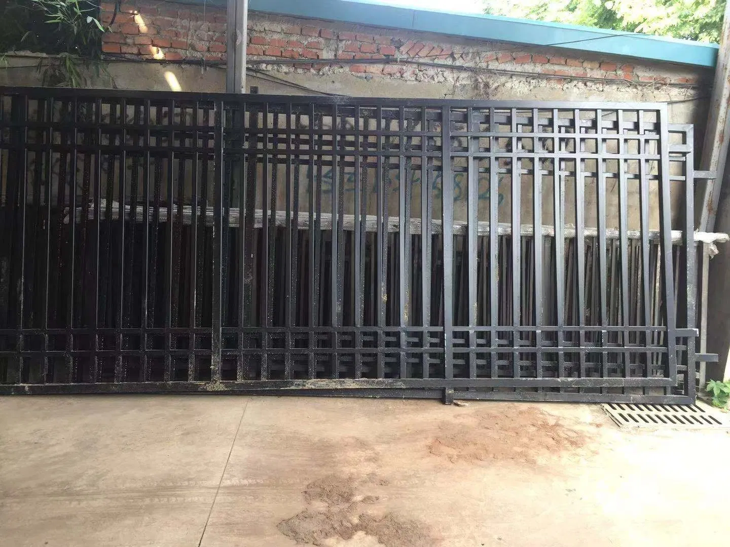 Metal/Aluminum/Iron Fence Ornamental Flat Top Fence Safety/Security Fence for Garden/Yard/School/Balcony