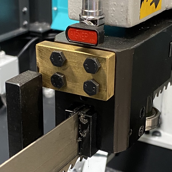 Станок ленточнопильный горизонтальный по металлу с ручным натяжением