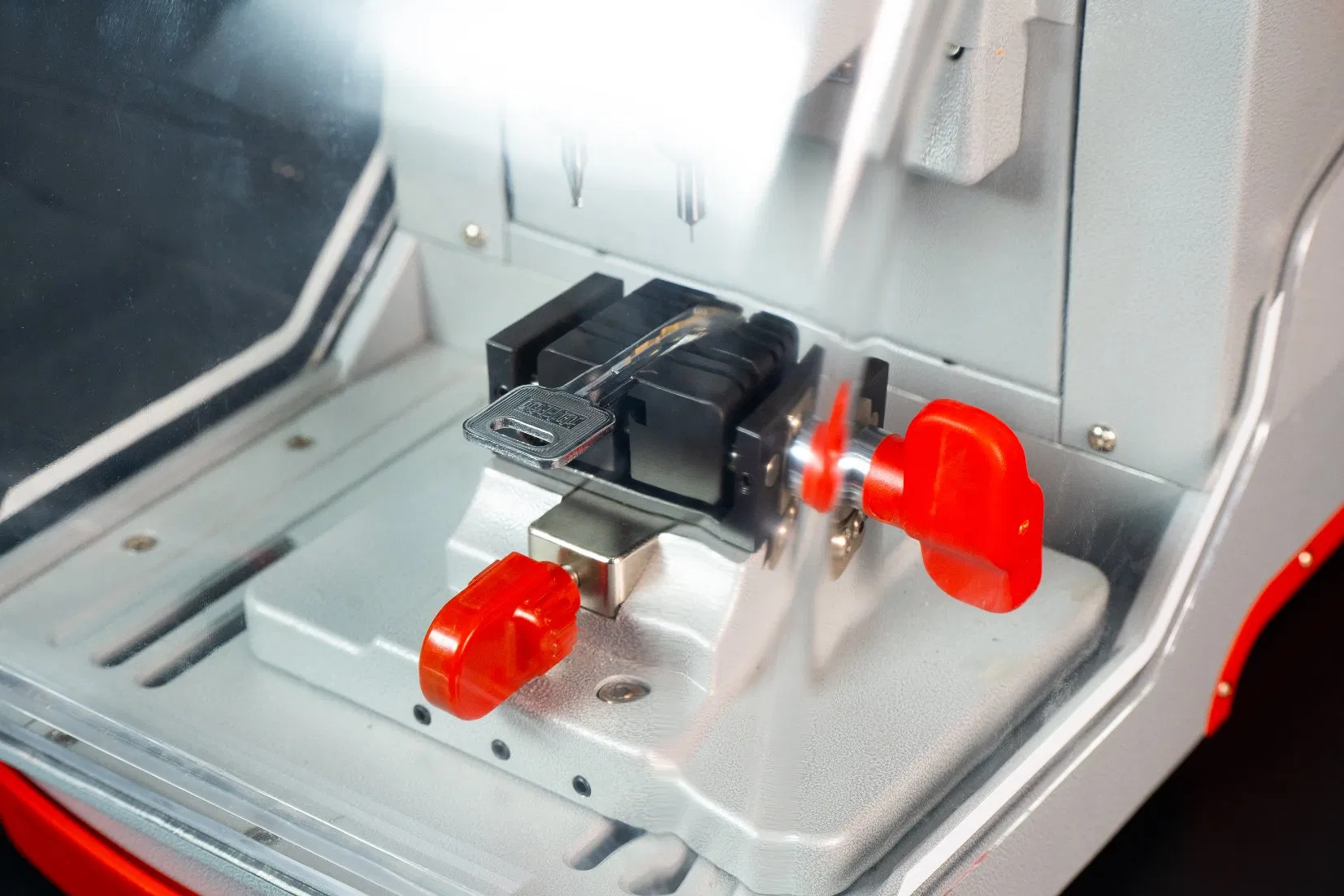 Chinese Supply Csh008 Computerized Key Copy Cutting Machine for Car Keys House Keys