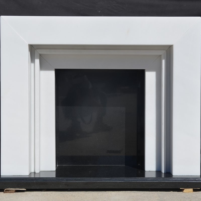 Камин из белого мрамора и известняка