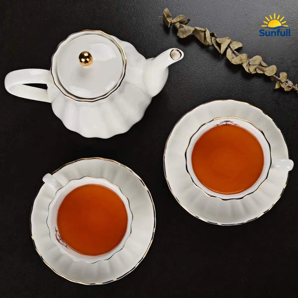 Фарфоровый чайный сервиз с чайником, сахарницей и молочником