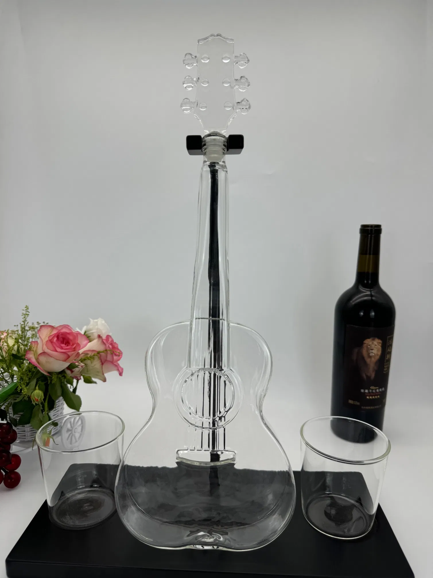 Elegant Glass Wine Decanter with Stopper and Pourer