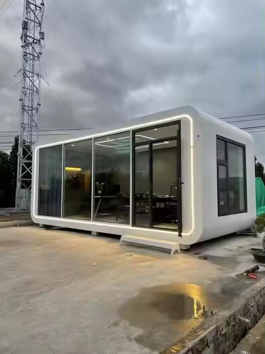 Prefabricated Apple Cabin 20 FT 40 FT Customized Luxury Decoration for Hotel Use and Resort