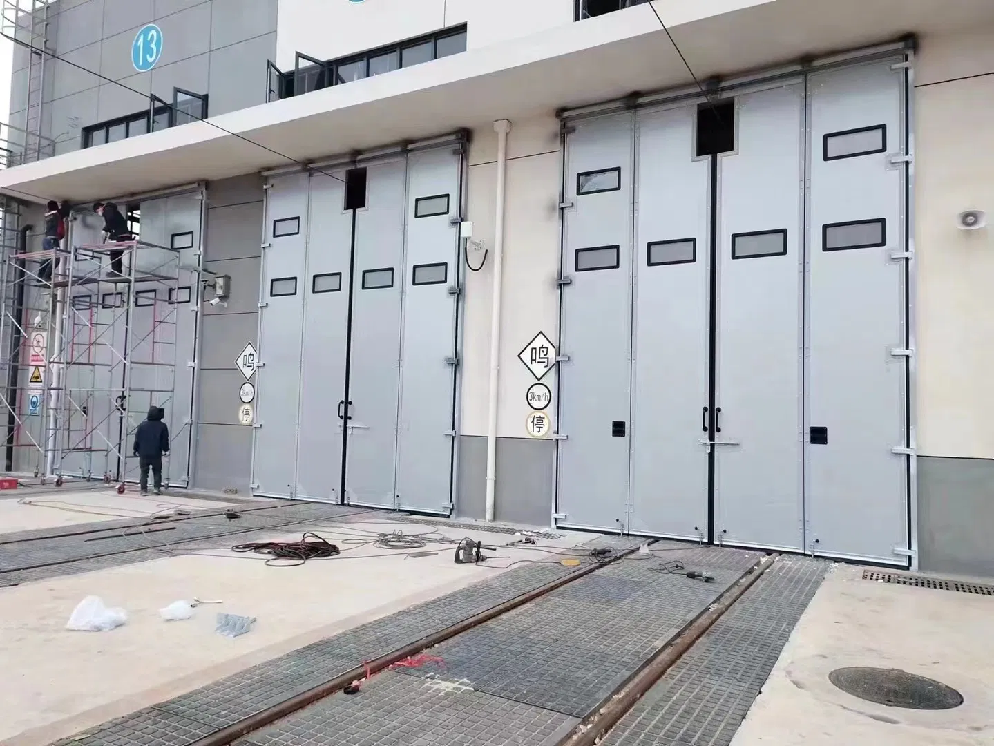 Chinese Supplier High Quality Automatic Industrial Insulated Small Folding Door