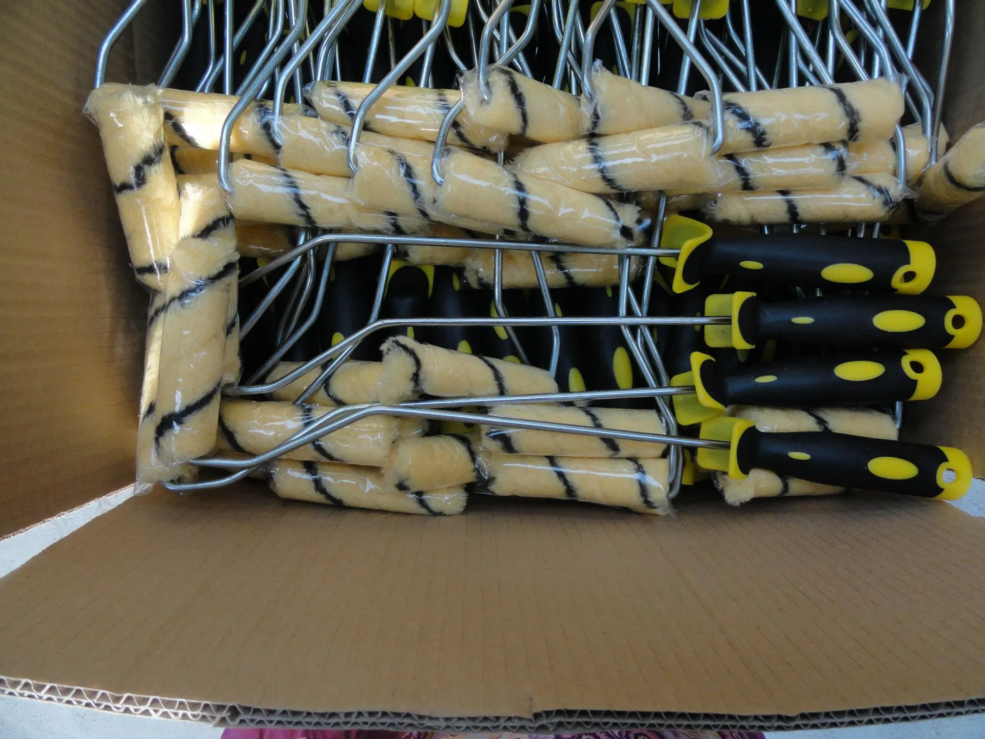 Мини-валик для краски с пластиковой ручкой