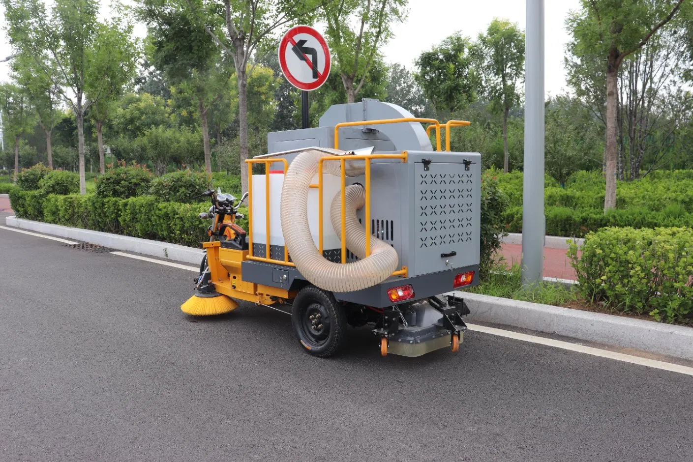 Small Tricycle Leaf Collector Oil-Electric Hybrid 500L Trash Capacity Leaf Suction Pick up Vehicle