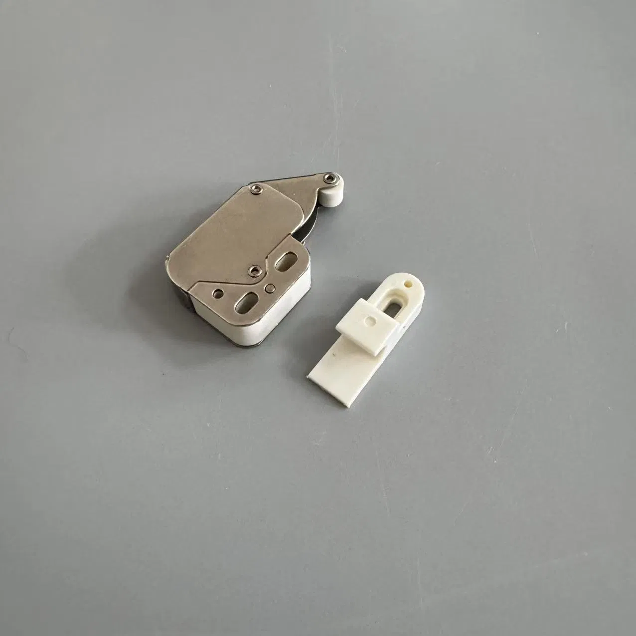 Push Lock Mini Latch with Plastic Pulley