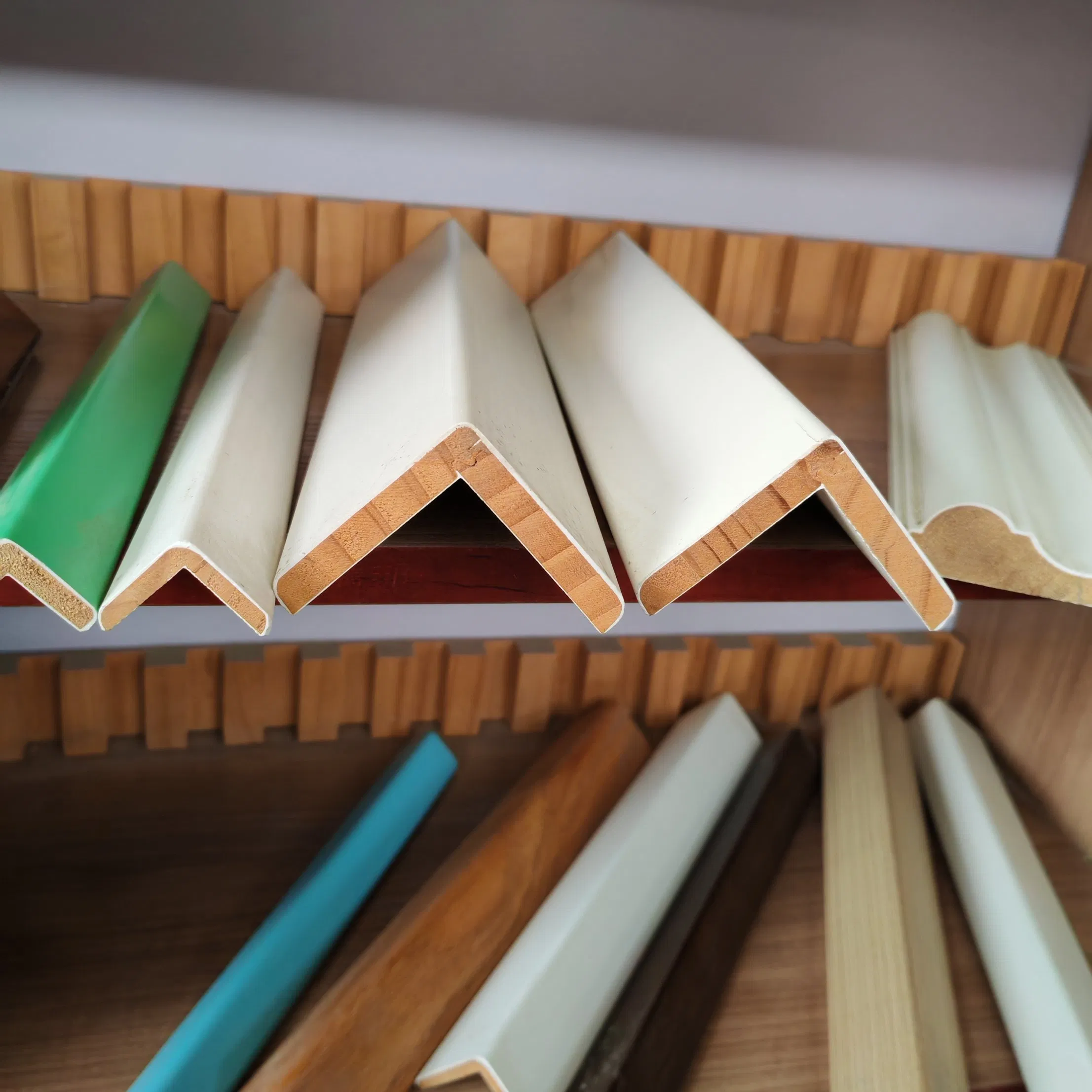 Wholesale Pine Wood Moulding MDF Baseboard for Decoration with Customizable Surface Colors